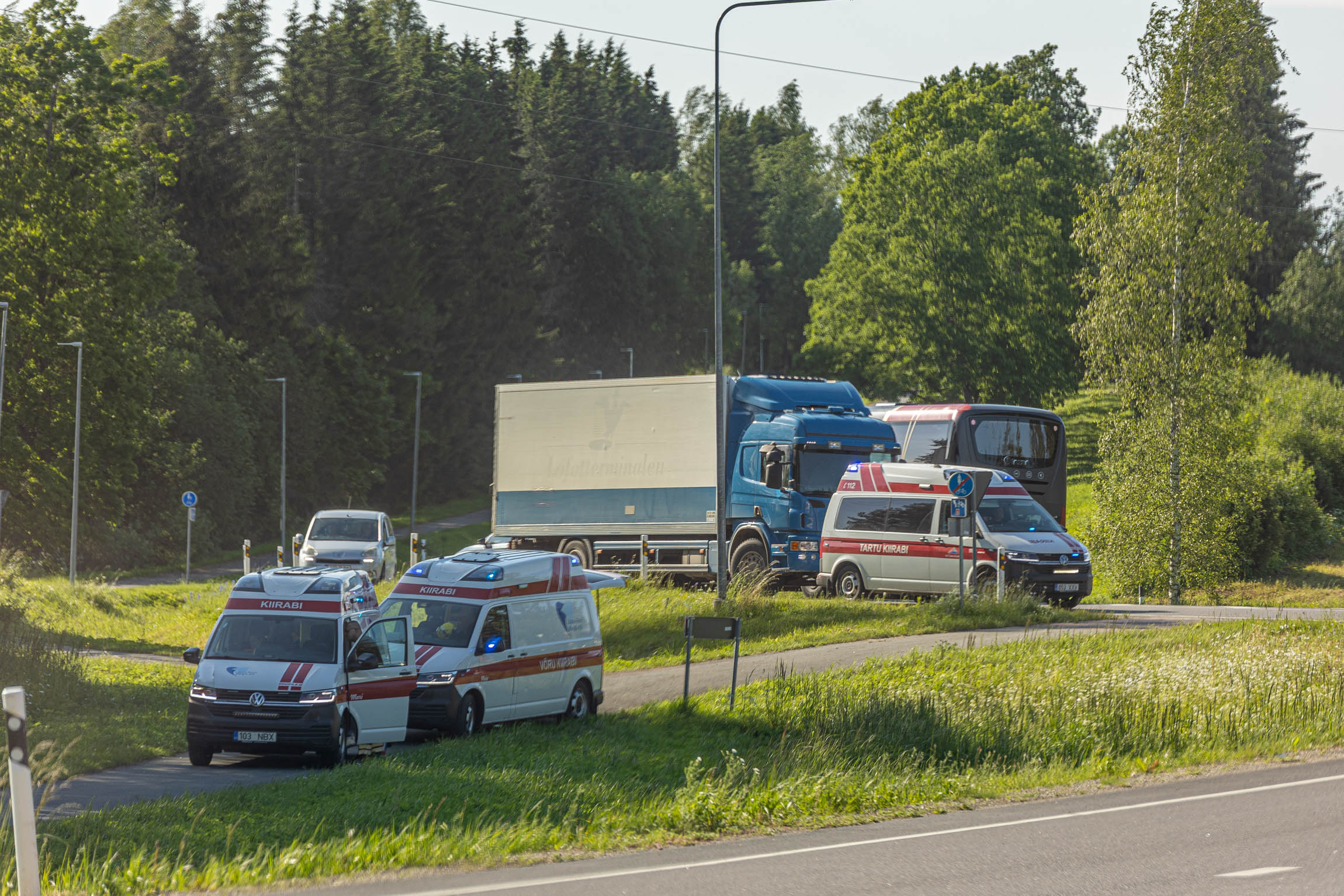 GALERII Bussi ja sõiduauto kokkupõrkes sai tõsisemaid vigastusi ebakorrektselt kinnitatud turvavööga juht